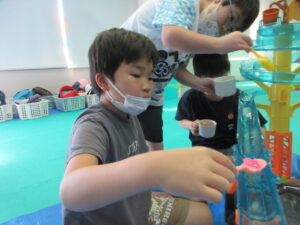 そうめんスライダーで金魚を掬っている様子