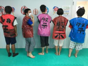 手作りの法被を着てお祭り