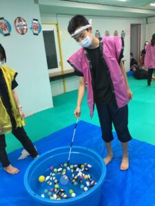 長いポイでおもちゃすくいをすることで、難易度を上げる