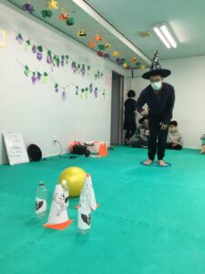 ピンをよく見て投げる放課後デイのボウリング