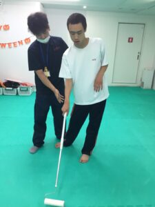 服畳み練習、お掃除で生活自立訓練をする放課後デイの子どもたち