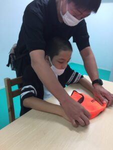 服畳み練習、お掃除で生活自立訓練をする放課後デイの子どもたち