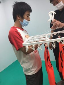 服畳み練習、お掃除で生活自立訓練をする放課後デイの子どもたち