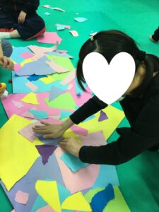 いちょうまつりの看板制作をする児童