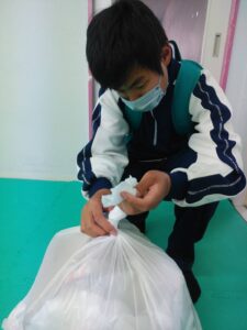 服畳み練習、お掃除で生活自立訓練をする放課後デイの子どもたち