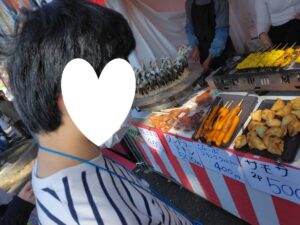 いちょう祭りでお買い物をする児童