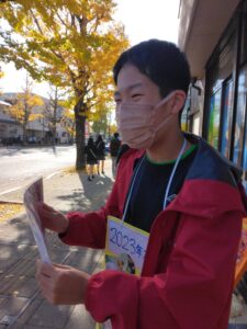 いちょう祭りでお客さんの呼び込みをする児童