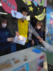 いちょう祭りで商品販売をする放課後等デイの児童