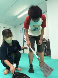 服畳み練習、お掃除で生活自立訓練をする放課後デイの子どもたち