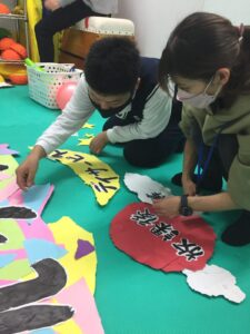 看板制作療育中の児童の様子