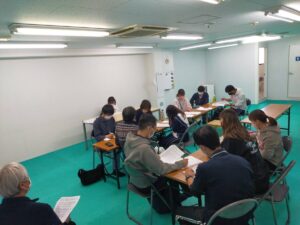 3グループに分かれてグループディスカッションをしている様子