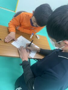 八王子活動を振り返る児童