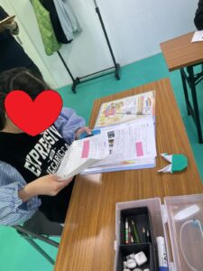 八王子活動を振り返る児童