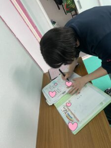 八王子活動を振り返る児童