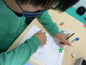 八王子活動を振り返る児童