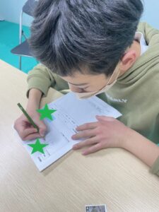 八王子活動を振り返る児童