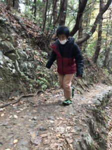 登山療育を行う児童