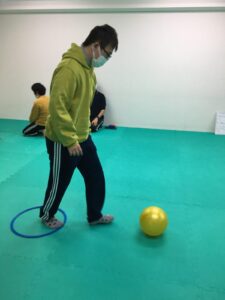 サッカーを取り入れた運動遊び　ドリブル