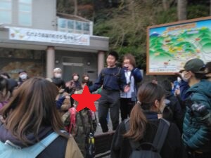 出発の音頭を取る児童