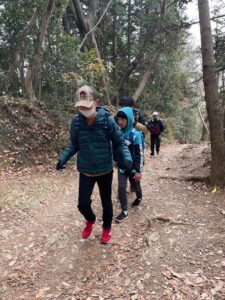 登山療育を行う児童