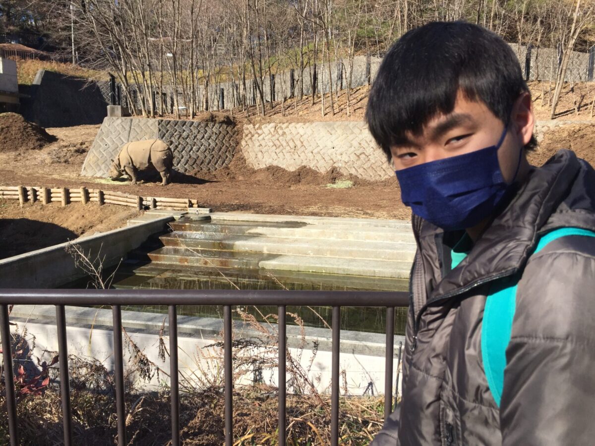 初めての動物園にテンションが上がる児童