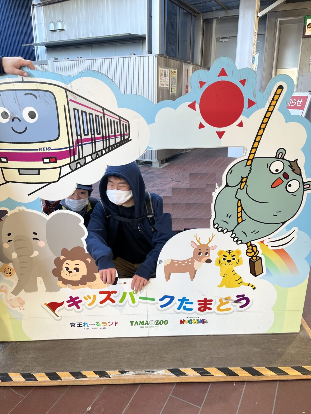 動物公園で記念撮影をする児童