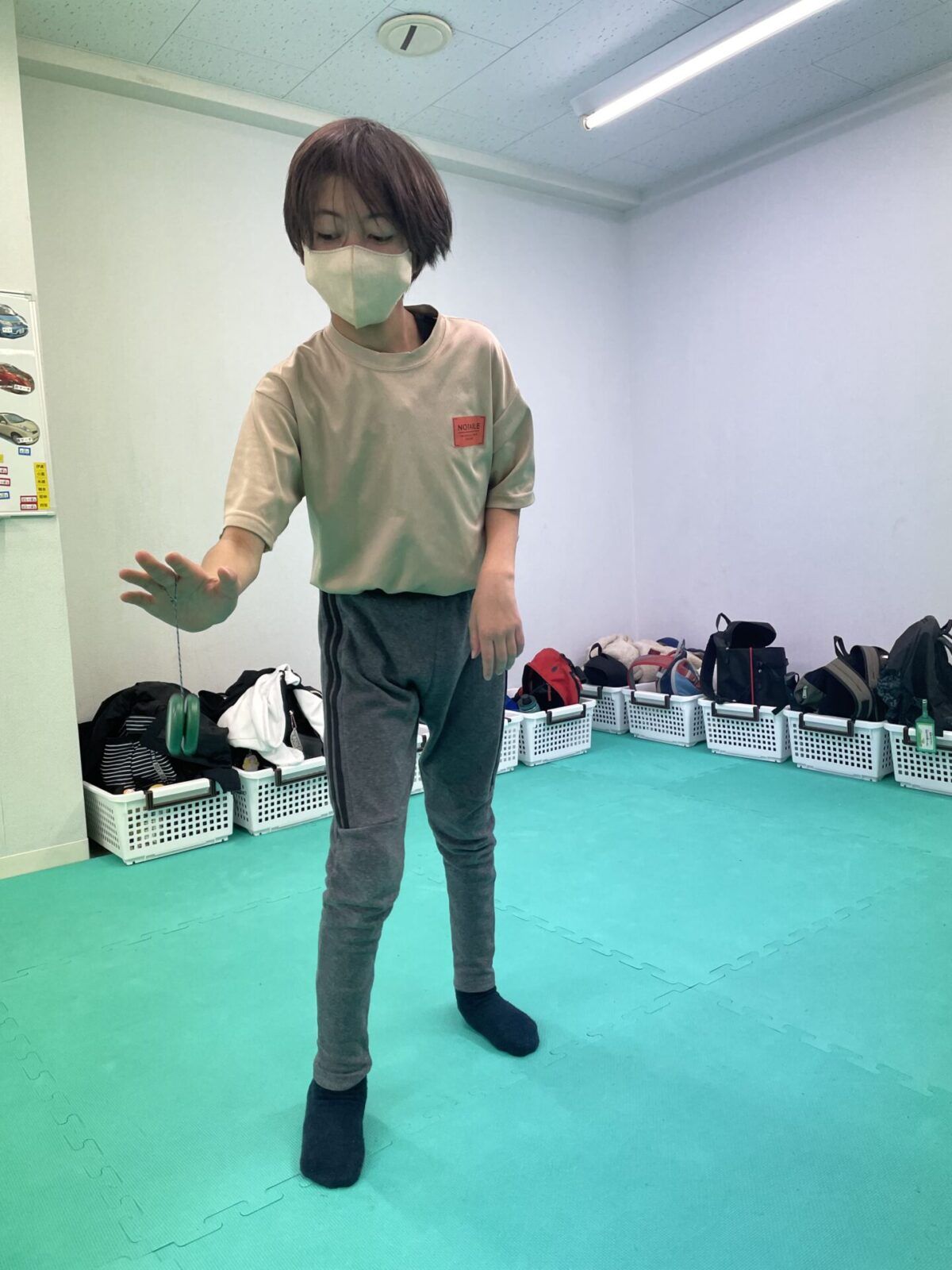 お正月遊びをする児童