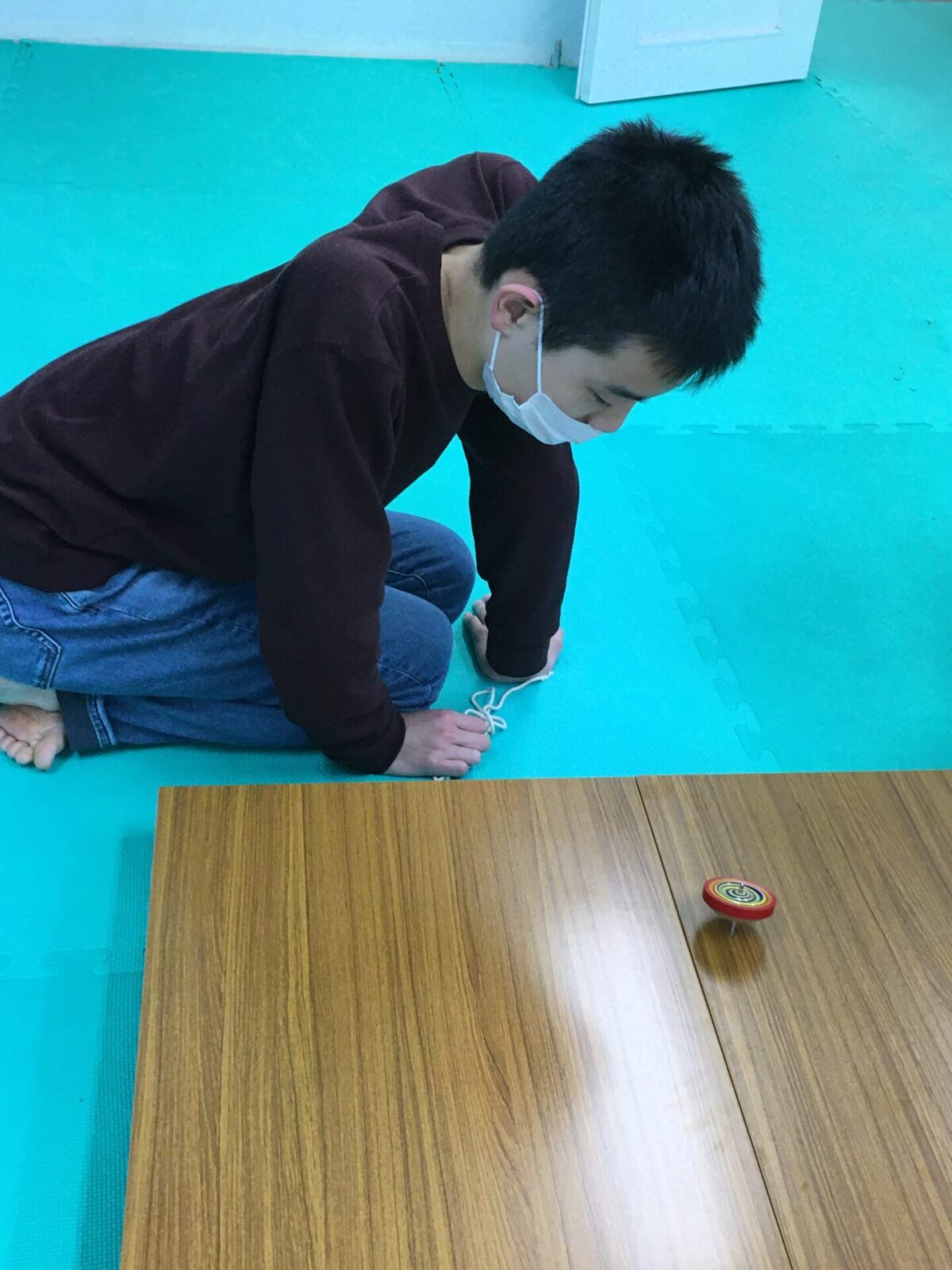 お正月遊びをする児童