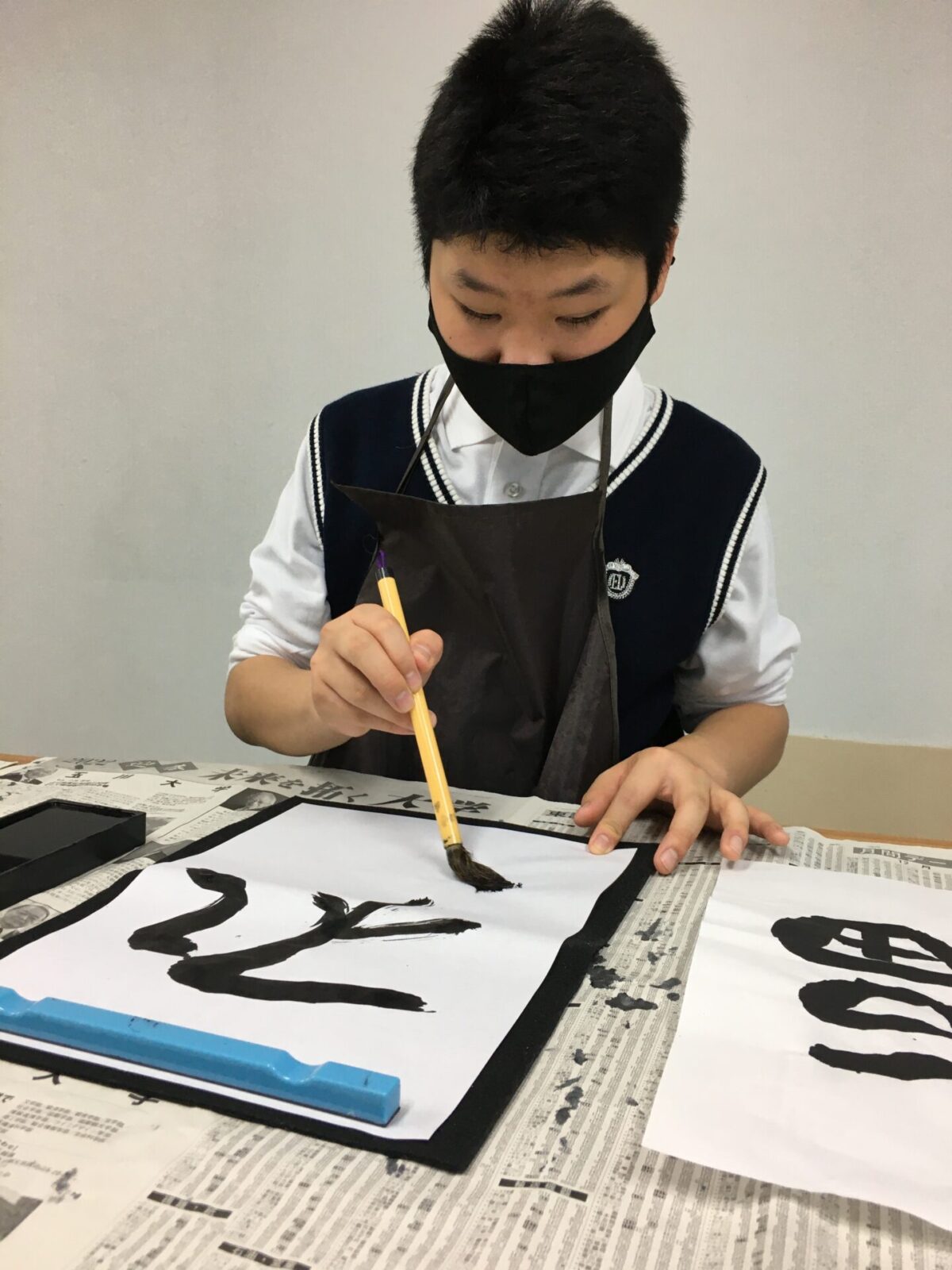 本年の干支を書初めする児童