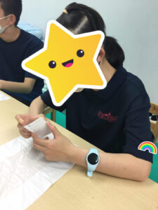 買ってくるものリストを見る女の子い①